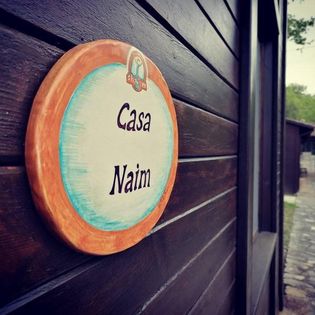Un altro luogo caro al cuore di Gesù è Nain. Il vangelo narra che: "In quel tempo, Gesù si recò in una città chiamata Nain, e con lui camminavano i suoi discepoli e una grande folla. Quando fu vicino alla porta della città, ecco, veniva portato alla tomba un morto, unico figlio di una madre rimasta vedova; e molta gente della città era con lei (...) Quante storie così anche oggi. Perché questo accanirsi, questa dismisura del male su spalle fragili? Il Vangelo però racconta la prima reazione di Gesù: egli prova dolore per il dolore dell'uomo.E lo esprime con tre verbi: provare compassione, fermarsi, toccare. Gesù vede il pianto e si commuove, si lascia ferire dalle ferite di quel cuore. Gesù sapeva guardare negli occhi di una persona (donna, non piangere) e scoprire dietro un centimetro quadrato di iride vita e morte, dolore e speranza.C'è un solo modo per conoscere un uomo, Dio, un paese, un dolore: fermarsi, inginocchiarsi e guardare da vicino. Guardare gli altri a millimetro di viso, di occhi, di voce, come bambini o come innamorati. Quando ti fermi con qualcuno hai già fatto molto per la storia del mondo. Nessun segnale ci dice che quella donna fosse più religiosa di altri. Ciò che fa breccia nel cuore di Gesù è il suo dolore.Quella donna non prega Gesù, non lo chiama, non lo cerca, ma tutto in lei è una supplica senza parole, e Dio ascolta l'eloquenza delle lacrime, risponde al pianto silenzioso di chi neppure si rivolge a lui. Con queste parole di padre Ermes Ronchi condividiamo la necessità di saperci inginocchiare per entrare con delicatezza nel cuore di chi soffre. La presenza silenziosa é già amore condiviso.