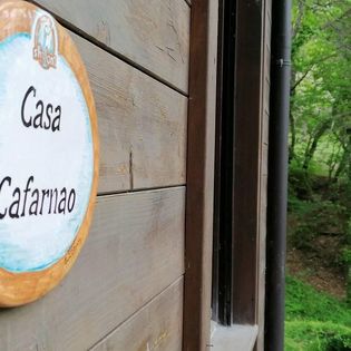 Nel primo capitolo del Vangelo secondo Marco viene narrata una giornata trascorsa da Gesù in una città sul lago di Galilea, Cafarnao. L’evangelista Marco scriva che Gesù e i discepoli con lui «giunsero a Cafarnao» al plurale. Da quando Gesù fa ingresso nella città, non si muoverà più da solo, ma sarà sempre accompagnato dai discepoli: Gesù li chiama, li educa, li ascolta, li rimprovera, li corregge, li perdona. L’icona di Gesù a Cafarnao rappresenta un modello per la Chiesa. In essa si vede Gesù vivere tra la quotidianità domestica (quello di un sabato “tipo”) e il mistero (nella preghiera sinagogale e personale), mentre annuncia il regno “da persona a persona”, con parole (insegnando) e gesti di guarigione. Gesù è l’Uomo nuovo, il figlio di Dio, che entra in relazione con gli abitanti della cittadina della Galilea, attraverso l’amicizia, l’aiuto ai bisognosi, i gesti di guarigione per i sofferenti. In questa giornata cresce la domanda su di lui: chi è quest’uomo così diverso dagli altri? Dove conduce il suo insegnamento? Gesù educa, esce per annunciare, sceglie di abitare un luogo diventando partecipe della sua vita, , non manca di trasfigurare con la preghiera-. Ed è da Cafarnao, – come lascia intendere l’evangelista Matteo (17,24-27) – che Gesù parte per un” pellegrinaggio” a Gerusalemme, quello pasquale, che lo porterà ad annunciare il vangelo attraverso il dono di tutta la sua vita. In fondo è nella solitudine del quotidiano che, con occhi attenti, possiamo scorgere i miracoli di vita che Gesù compie nel nostro cuore.